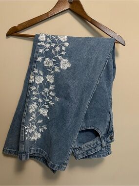 Embroidered Floral Denim Wide Leg Jeans Women’s Medium or 26/27